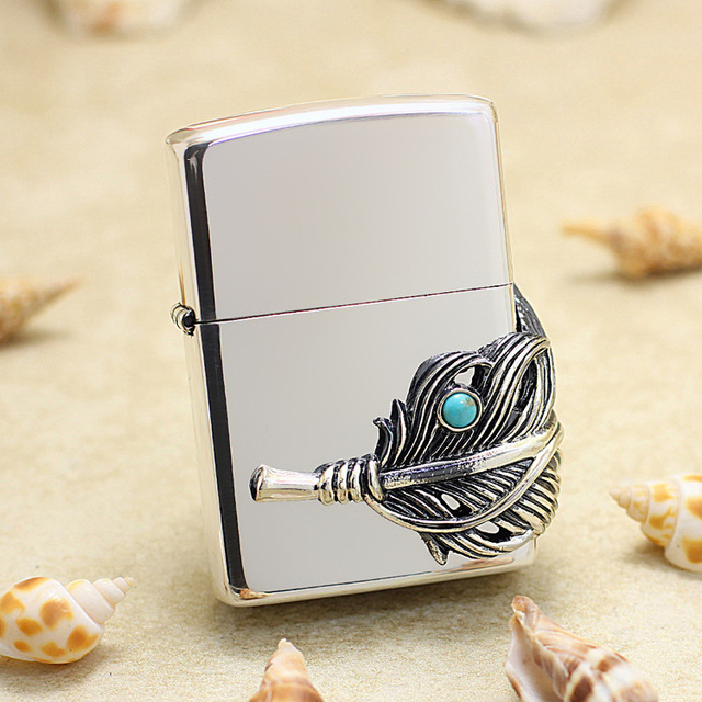 zippoThe lighter is surrounded by natural turquoise feathers on three sides-SV(silvery)